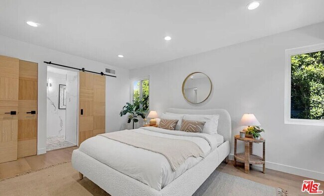 Building Photo - 418 N Bowling Green Way