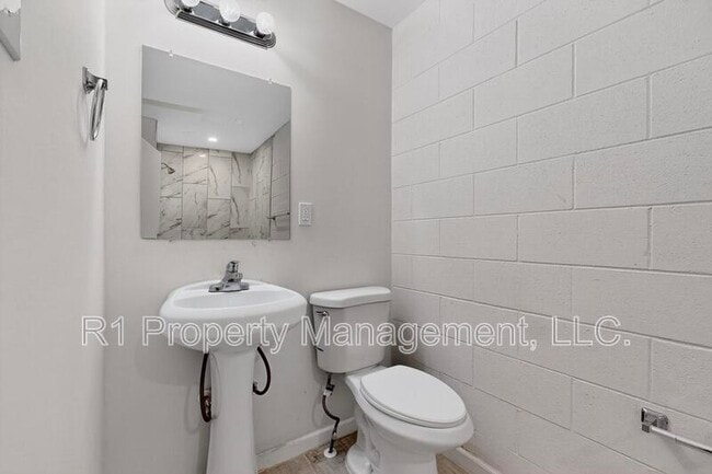 Building Photo - 301 Graceland Dr SE