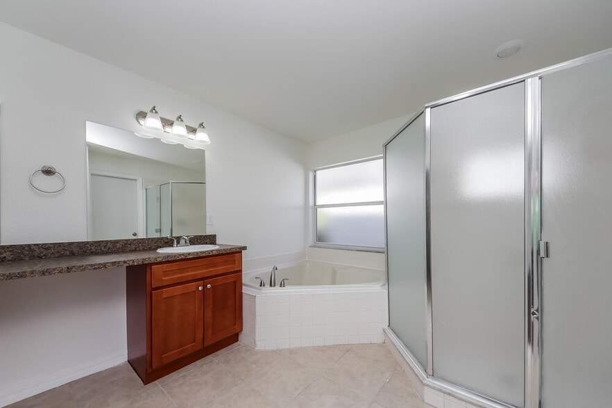 Building Photo - 16444 Coopers Hawk Ave