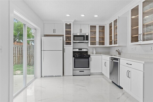 Building Photo - 421 Rollins Dr