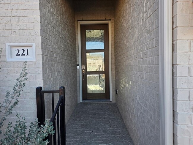 Building Photo - 221 Bauer Lp