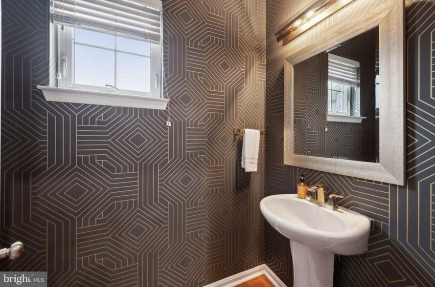 Building Photo - 401 Woodcrest Dr SE