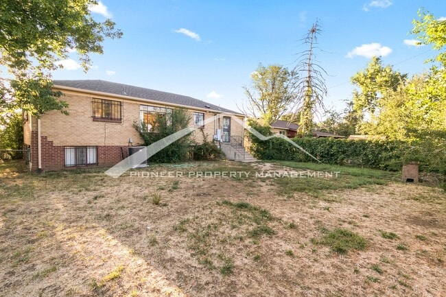Building Photo - Spacious Duplex with Central AC and Washer...