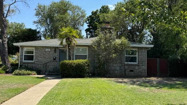 Building Photo - NEWLY RENOVATED 3 BED, 3 BATH ONE STORY HO...