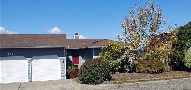 Building Photo - 1870 N Skyline Dr