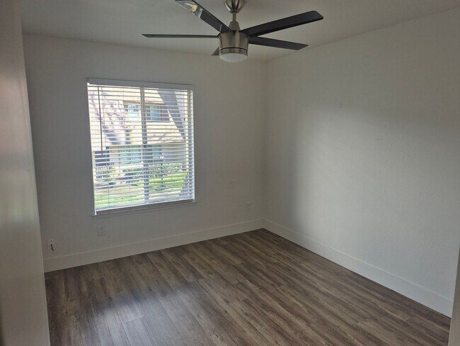 Building Photo - 3 Bedroom 2.5 Bath Carmichael Condo