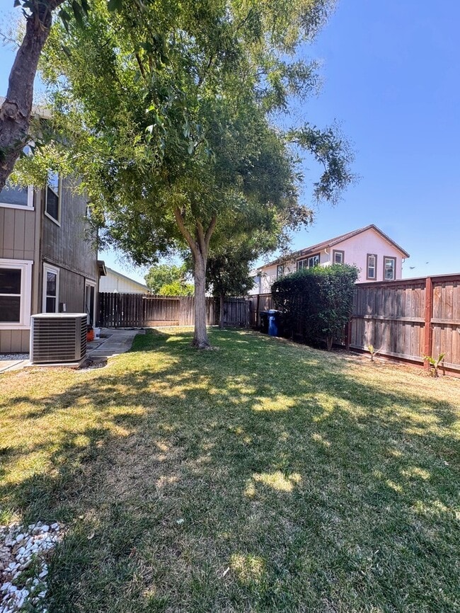 Building Photo - Welcome to this stunning 3-bedroom, 2.5-ba...