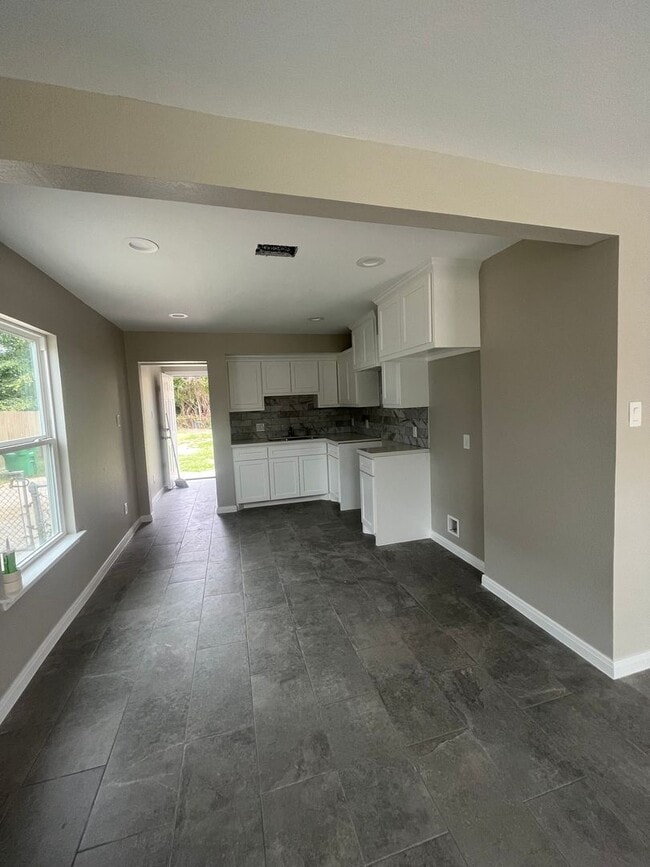 Building Photo - Beautifully Renovated 2 Bedroom Home for Lease