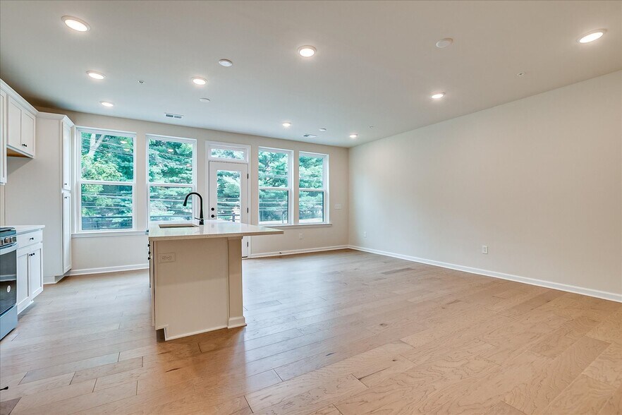 Building Photo - 624 Sadie Cir