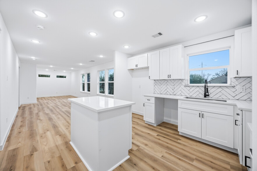 Building Photo - 9318 Sundown Dr