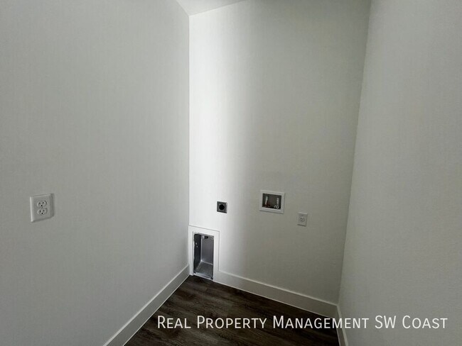 Building Photo - 1263 Hillcrest St E