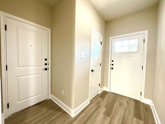 Building Photo - **APPLICATION RECEIVED** Three Bedroom Townhome in Prime Location! Close to New IKEA, I-35, Forum...