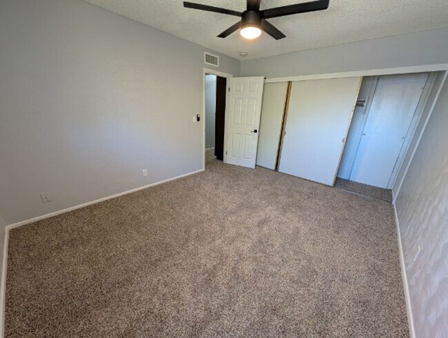 Building Photo - Central Las Vegas Condo Close to UNLV
