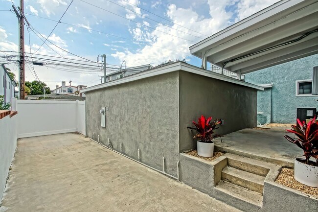Building Photo - Completely Remodeled, Bright & Airy 3BR2BA...