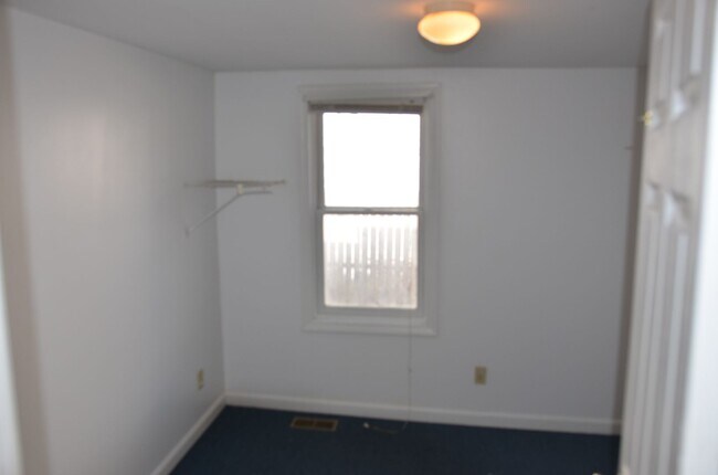 Building Photo - 15-17-17 Peru St