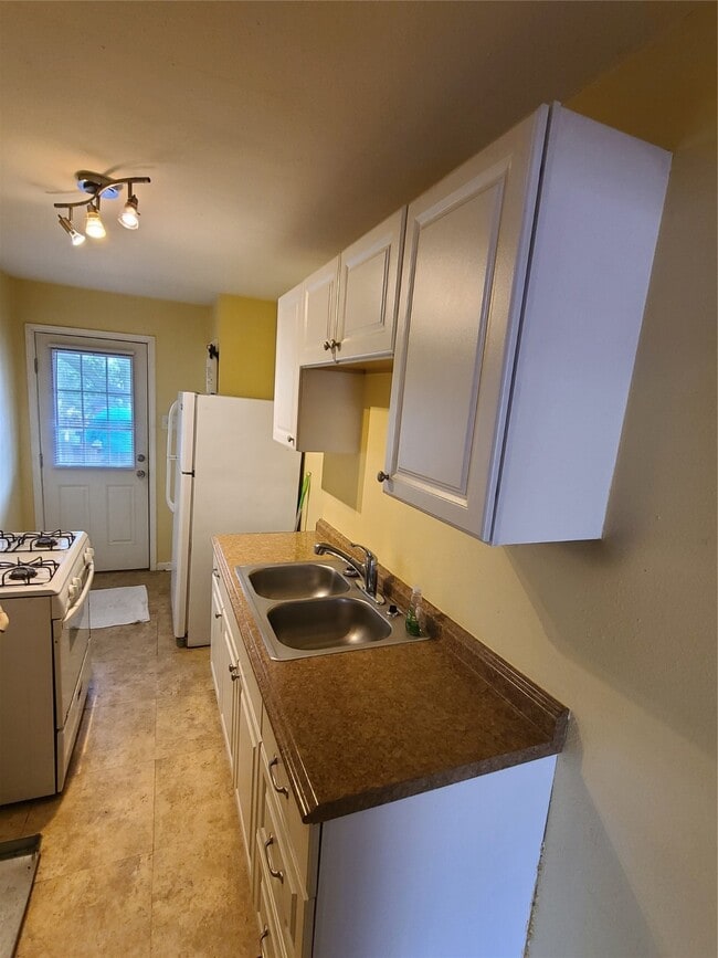 Building Photo - 1434 Lawson St