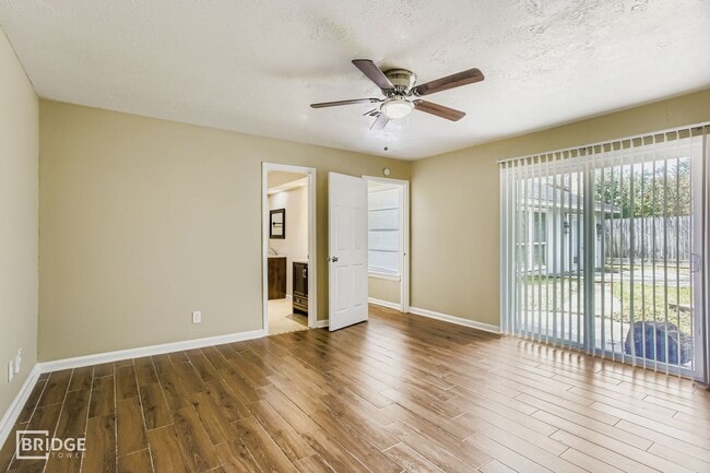 Building Photo - 15710 Sandy Hill Dr