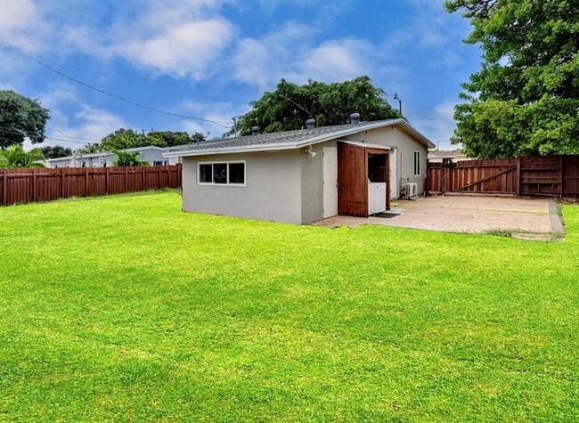 Building Photo - 1415 NE 25th St