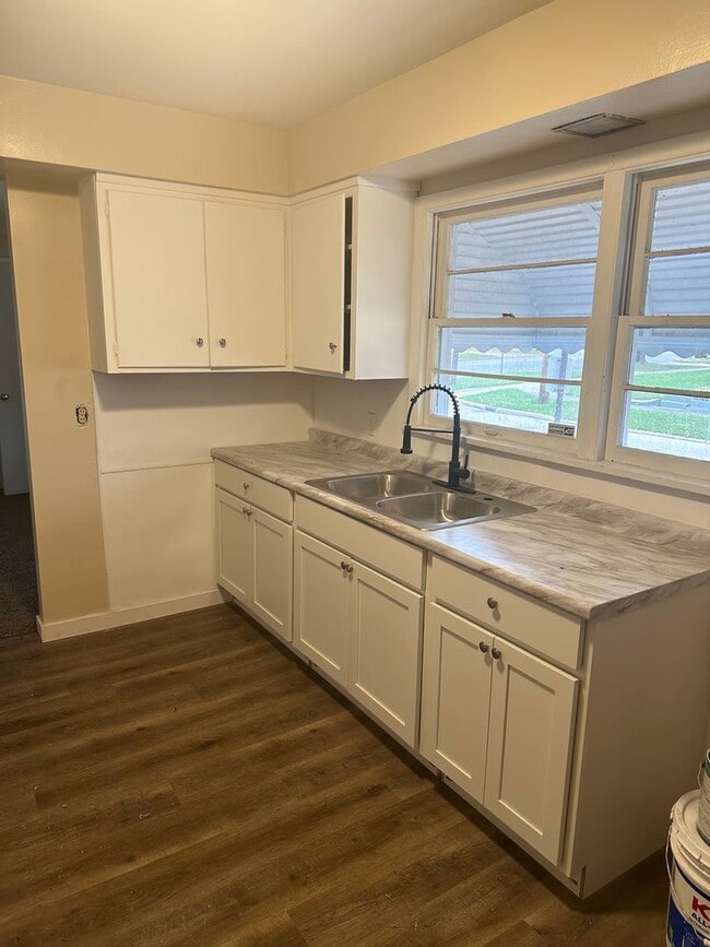 Building Photo - 3bd Single Water/Sewer Included Section 8