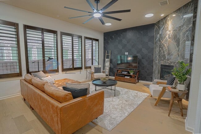 Building Photo - 1209 Savoy Ln