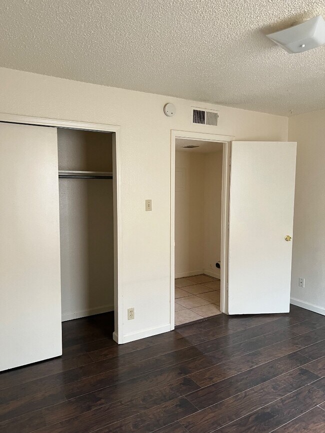 Building Photo - 920 San Pedro Dr SE