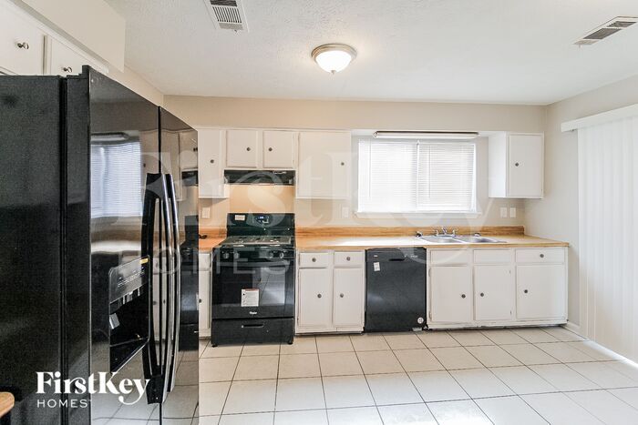 Building Photo - 401 Hemlock Dr
