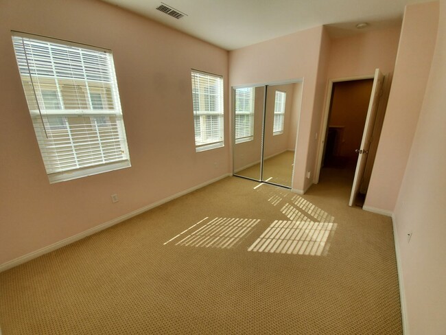 Building Photo - Spacious 4 Bedroom 3 Bath Two Story Riverp...