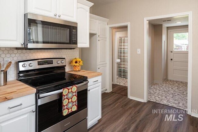 Building Photo - Charming 2 Bed, 1 Bath Single-Family Home ...