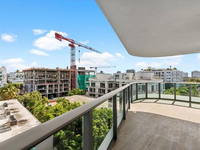 Building Photo - 9901 W Bay Harbor Dr