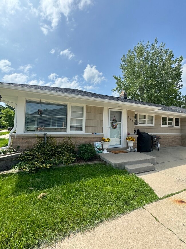 Building Photo - 605 N Main St