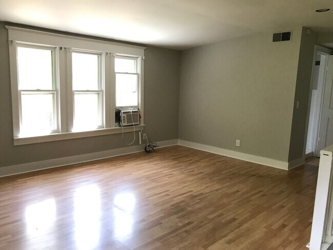 Building Photo - Location, Location, Location! 4br/2ba Home...