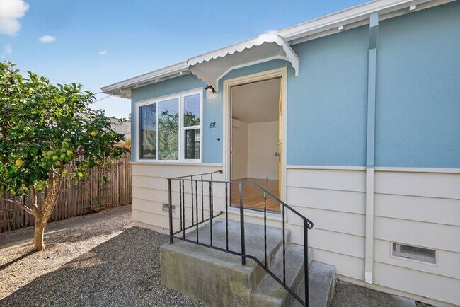 Building Photo - $2,800 /Month Beautiful 1 Bed, 1 Bath Single Story Centrally located in Petaluma!