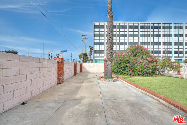 Building Photo - 8701 Kittyhawk Ave