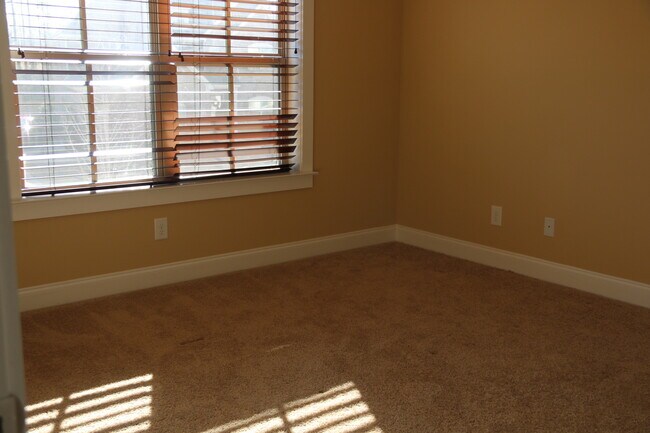 Building Photo - Executive Rental in Cypress Point S/D