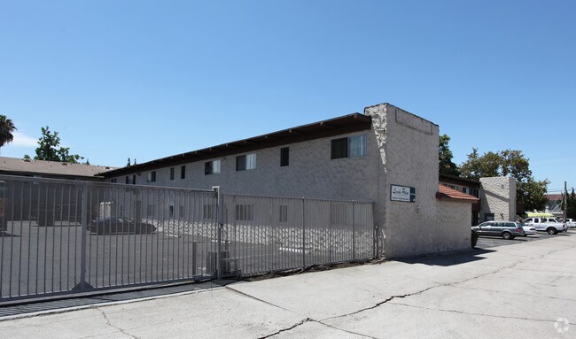 Building Photo - Lincoln Palms