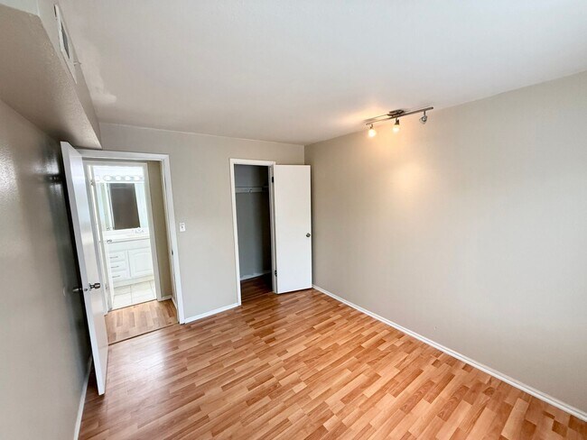 Building Photo - 495 E Creekside Cir