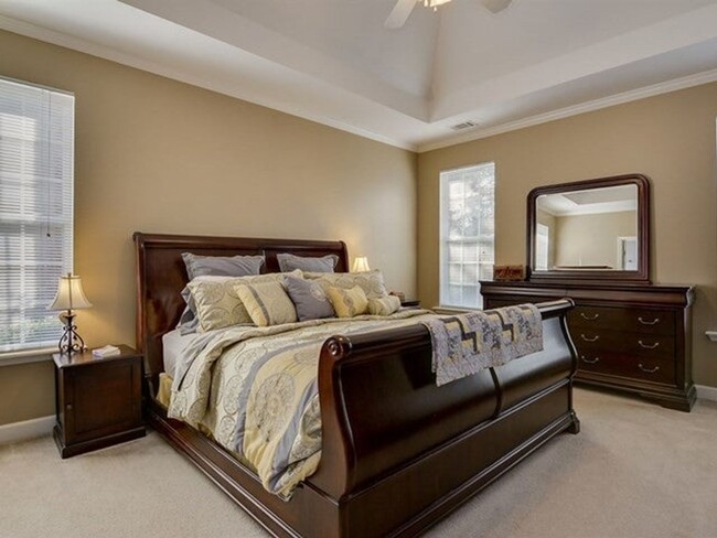 Building Photo - 5 bedroom, 3.5 bathroom home with pool in ...