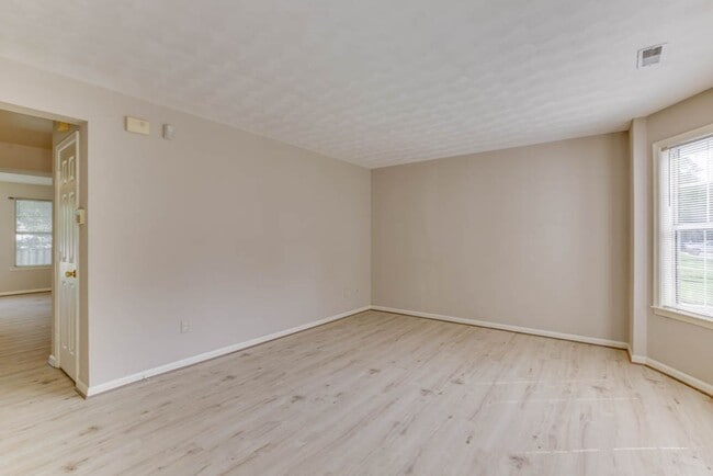 Building Photo - Updated 3-Bedroom Yorktown Townhouse with Private Yard and Community Amenities