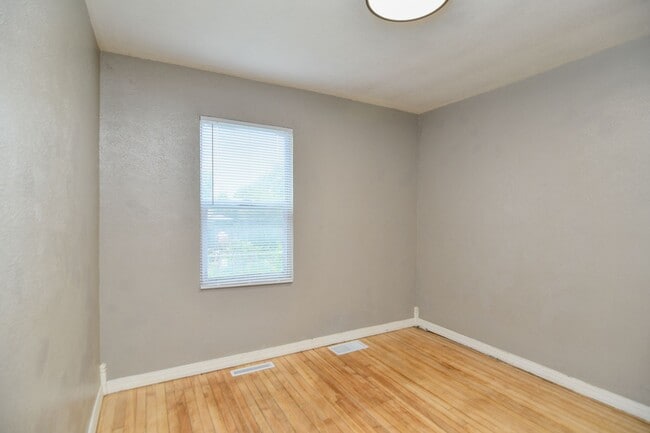 Building Photo - 4 Bed 1 Bath Single Family Home