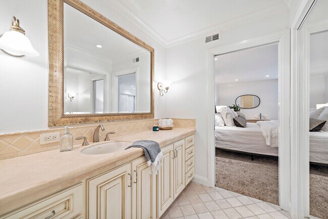 Building Photo - Newport Beach Townhome