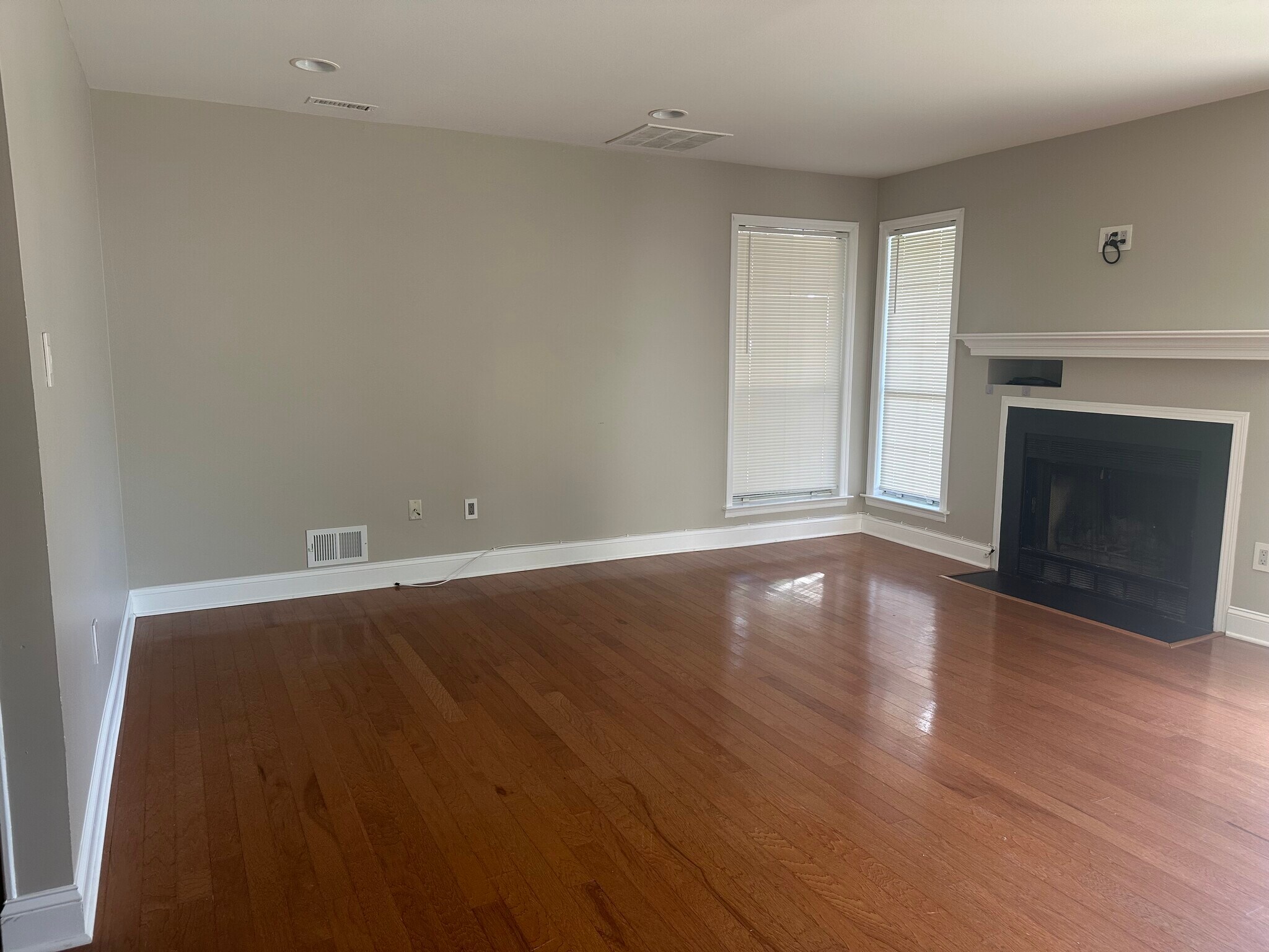 Living Area/Open Floor Plan - 131 Country Club Dr