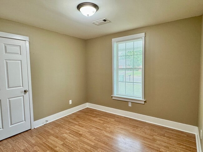 Building Photo - Charming 3-Bed, 2-Bath Home with Spacious ...
