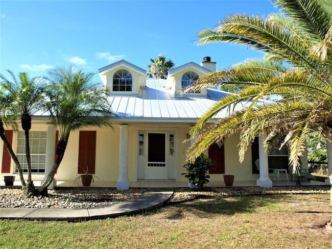Building Photo - 4566 Serna Ave