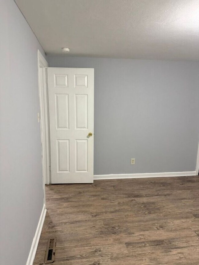 Building Photo - Spacious Two Bedroom Townhouse