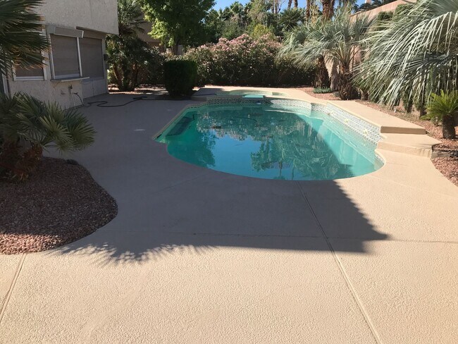 Building Photo - 2 Story, 5 Bedrooms, 2.5 Bathroom, Pool