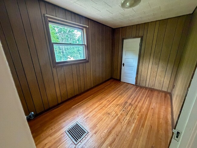 Building Photo - 609 N Edmunds- 3 bedroom, 1.5 bathroom house with a large garage, off street parking and central AC.