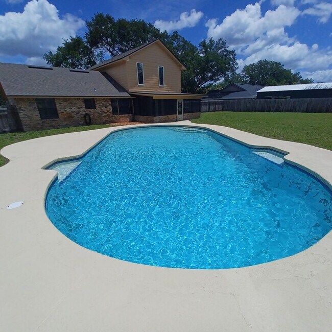Building Photo - 2295 Foxwood Dr