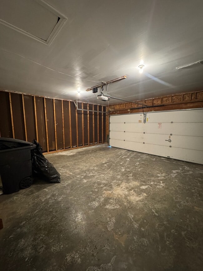 Building Photo - 8811 Woodridge Dr