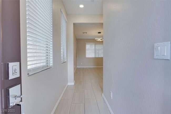 Building Photo - 932 Lotus Falls St