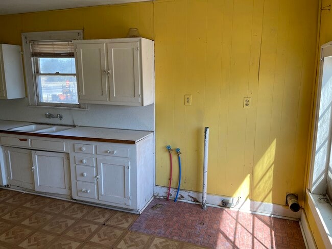 Building Photo - 220 N Main St